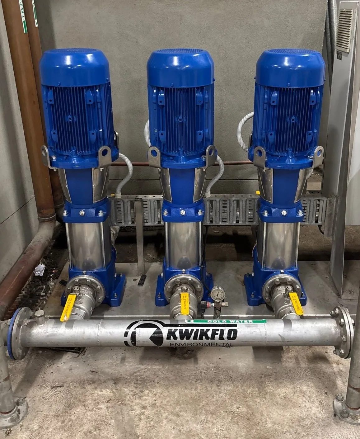 Triple vertical multistage pressure pump set